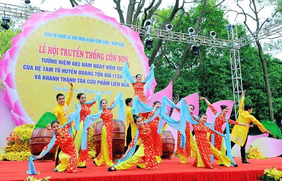 Con Son-Kiep Bac Spring Festival 2017 opens - ảnh 1